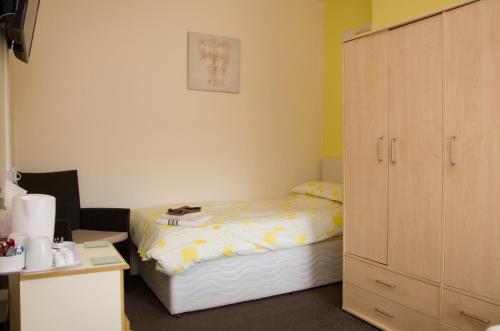 A bed or beds in a room at Pretoria Guest House 