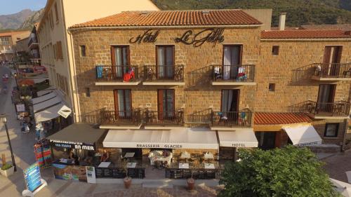 an overhead view of a brick building with a restaurant at Hôtel Le Golfe Ecolabel EU in Porto Ota