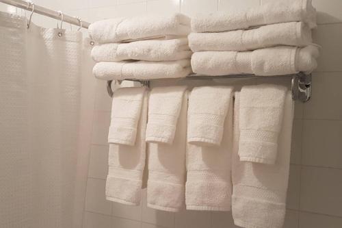 Ein Haufen Handtücher auf einem Regal im Badezimmer. in der Unterkunft 2-Bedroom Apartment Sweet #5 by Amazing Property Rentals in Gatineau