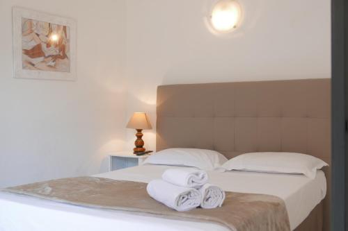 A bed or beds in a room at Hôtel Le Golfe Ecolabel EU