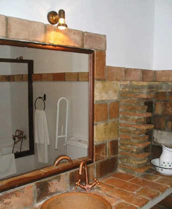 La salle de bains est pourvue d'un miroir et d'un lavabo. dans l'établissement El Perro de Paterna, à Paterna de Rivera