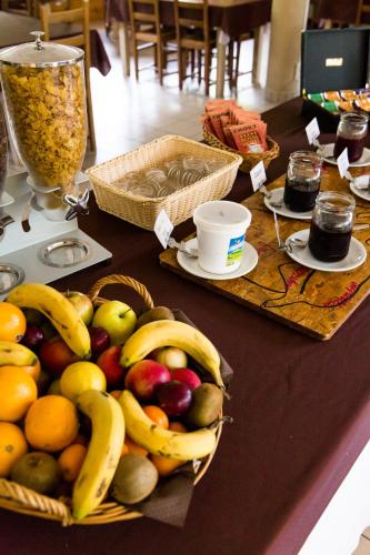 einen Tisch mit Obstkörben darüber in der Unterkunft Village Vacances le Bérouze in Samoëns