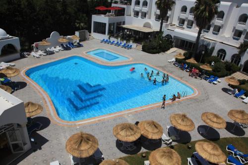 Bazén v ubytování Hotel Menara nebo v jeho okolí