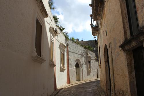 an alley in an old town with buildings at Home Holiday Salento Casa Agrosì Don Camillo in Presicce