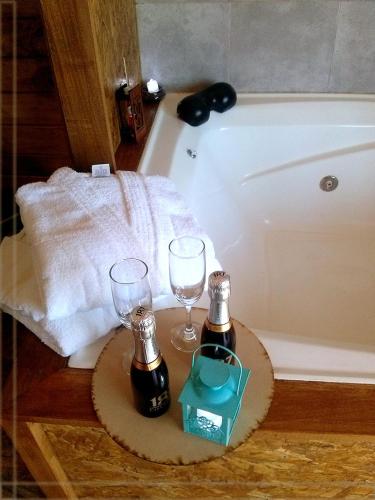 a bathroom with two glasses and a bath tub at Balcon de Antares in Uspallata