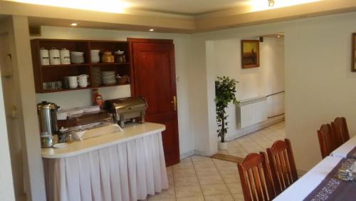 een keuken met een aanrecht en een koffiezetapparaat bij Willa Knieja in Murzasichle