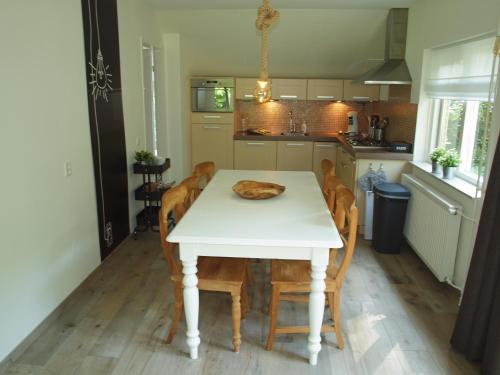 Una cocina o cocineta en EnjoyDeVeluwe