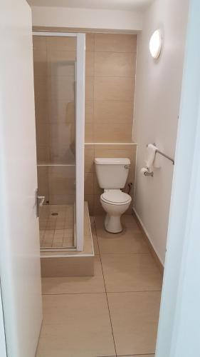 ein kleines Bad mit einem WC und einer Dusche in der Unterkunft Tenbury Apartments in Durban