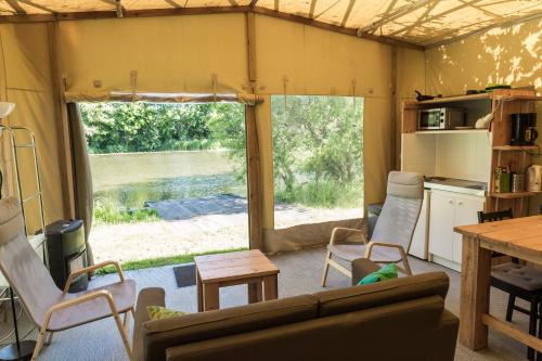 sala de estar con sofá, sillas y mesa en De Groote Wijzend en Lutjebroek