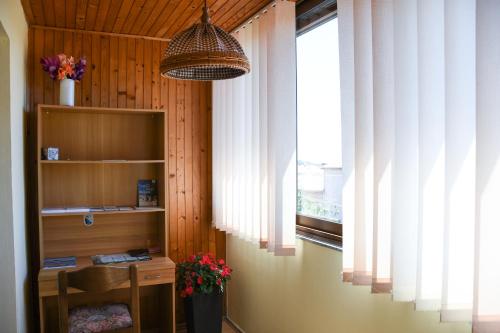 une chambre avec une étagère et une fenêtre dans l'établissement Duska, à Umag