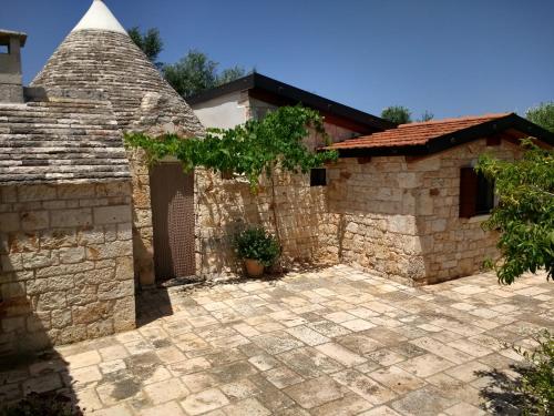 an external view of a stone house at Il Giardino degli Ulivi in Castellana Grotte