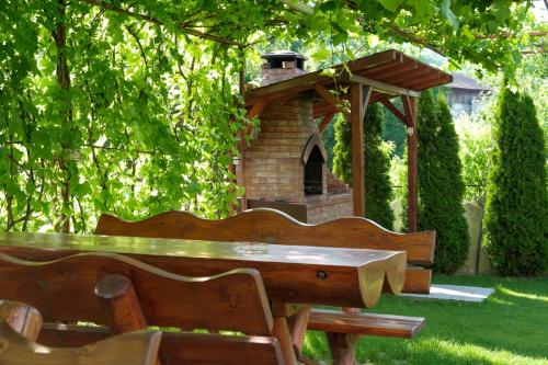 Taman di luar Pensiunea Andrei Rm Valcea