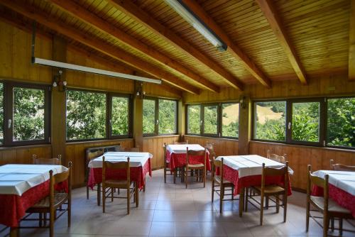 A restaurant or other place to eat at Albergo Bucaneve