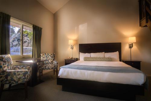 Ein Bett oder Betten in einem Zimmer der Unterkunft Sun & Ski Inn and Suites