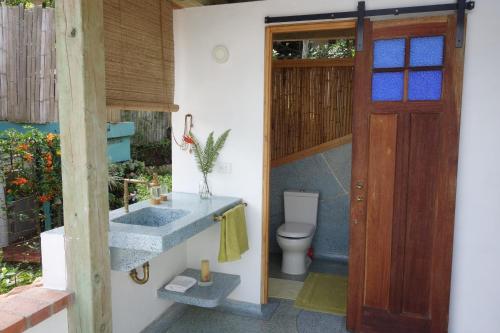 bagno con servizi igienici e lavandino di El Romeron Casa de Campo a San Francisco