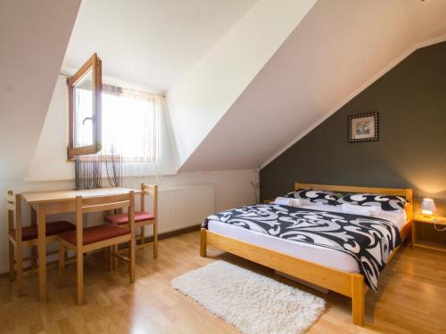 een slaapkamer met een bed, een bureau en een tafel bij House Josipa in Rakovica