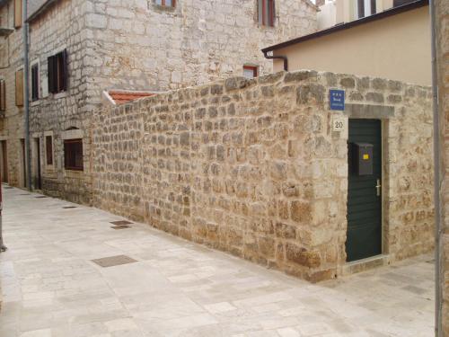 een stenen muur met een deur in een gebouw bij Mirina in Stari Grad