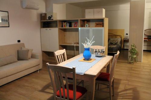 un soggiorno con tavolo, sedie e divano di casa GARDA a Garda