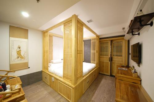 a bedroom with a bed in a wooden cabinet at Pipa Hotel Datong in Datong