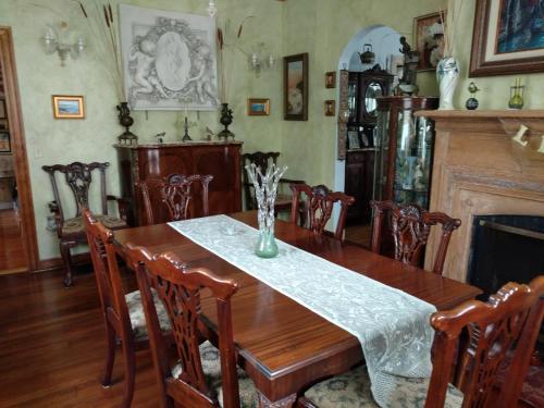 - une salle à manger avec une table et des chaises en bois dans l'établissement Armistead Cottage Bed & Breakfast, à Newport