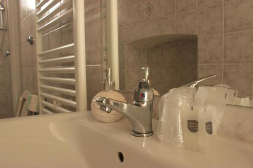 La salle de bains est pourvue d'un lavabo et d'un robinet. dans l'établissement Masseria Savoia, à Marina di Ginosa