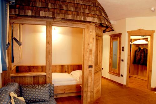 a bedroom with a canopy bed in a room at Paradise Lodge in Livigno