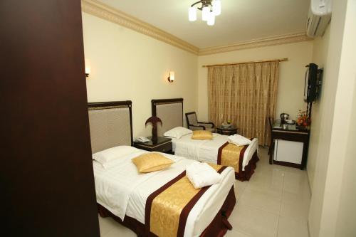Una cama o camas en una habitación de Cedar Hotel
