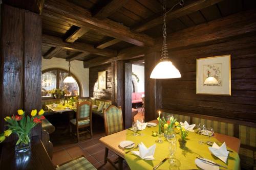 een eetkamer met een tafel met bloemen erop bij Hotel & Restaurant Dornweiler Hof in Illertissen