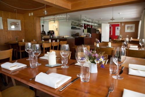 a table in a restaurant with glasses and napkins at Gasthaus Spinas in Bever