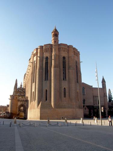 a large building with a tower on the side of it at Hôtel du Vigan in Albi