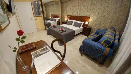 une chambre d'hôtel avec un lit, une table et des chaises dans l'établissement Vatican69 New Apartment, à Rome