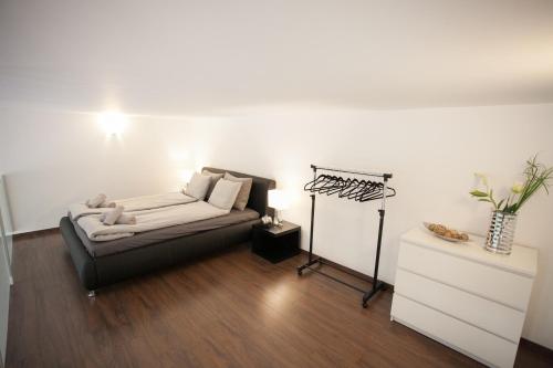 ブダペストにあるOktogon Luxury Apartmentのリビングルーム(ソファ、ドレッサー付)