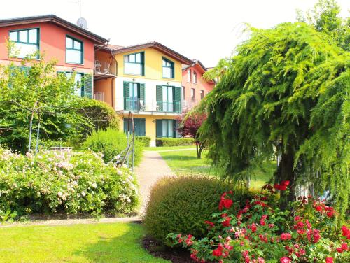 a row of houses with flowers in a garden at Hotel Residence Montelago in Ternate