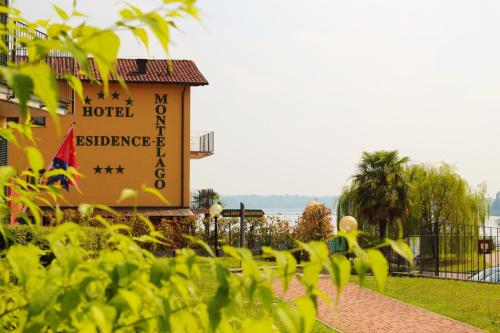 un cartello per un hotel di fronte a un edificio di Hotel Residence Montelago a Ternate