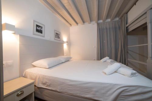 Almyra Guesthouseにあるベッド