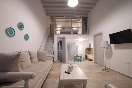 Almyra Guesthouseにあるテレビまたはエンターテインメントセンター
