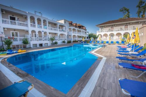 Blick auf den Pool im Hotel in der Unterkunft Ragias Studios in Planos