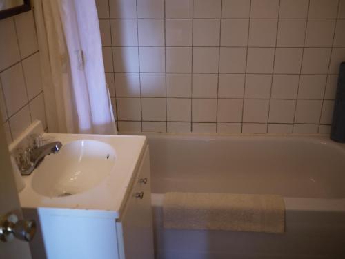 Vonios kambarys apgyvendinimo įstaigoje Motel Rive Du Lac