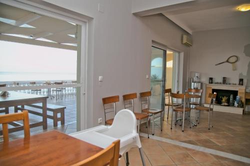 una sala da pranzo con vista sull'oceano di Elea Mare a Elia Laconias