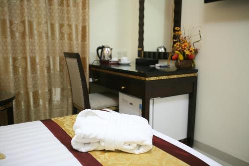 Una cama o camas en una habitación de Cedar Hotel