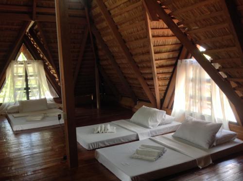 Ein Bett oder Betten in einem Zimmer der Unterkunft Mount Pinatubo Base Camp at CASA HERMOGINA