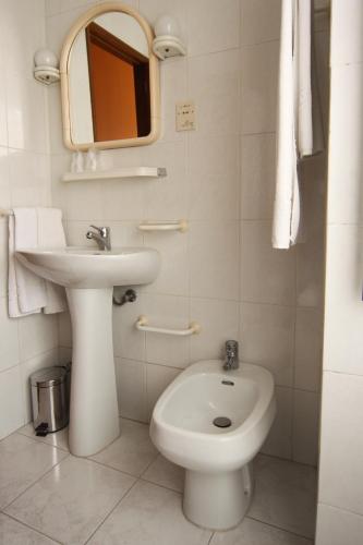 Bilik mandi di Hotel Leiriense