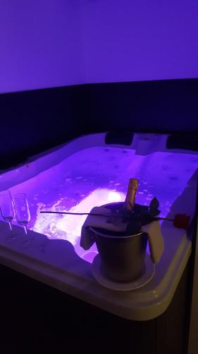 - un bain à remous avec une bouteille de vin dans l'établissement Au Charme de Pépiole, à Six-Fours-les-Plages