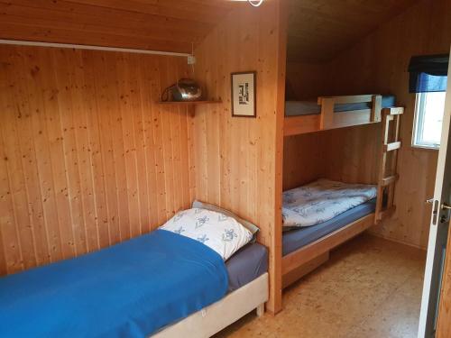 a room with two bunk beds in a cabin at Keldunes in Garður