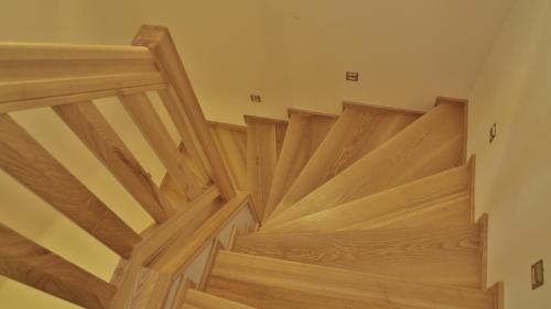 a room with wooden ceilings and wood flooring at Horský apartmán Draps in Ostružná