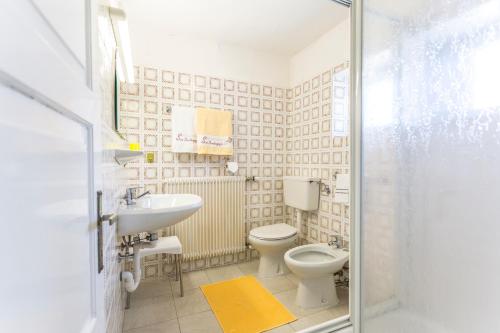 a bathroom with a toilet and a sink at App. Sun Burdengeja in Selva di Val Gardena