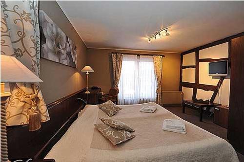 a bedroom with a large bed and a window at Hostellerie Au Vieux Hetre in Jalhay