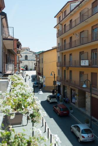 AcriにあるB&B Sandro Pertiniの路上駐車車の街並み