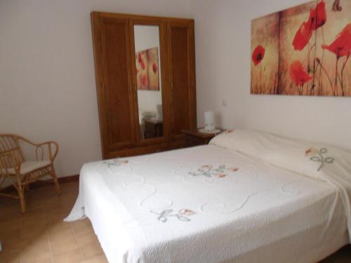 Casa sul bosco في Roa Marenca: غرفة نوم بسرير وكرسي ودهان