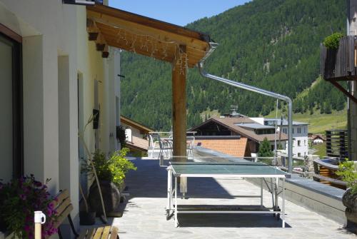 a table on the side of a building with a mountain at Hotel Montana in Solda